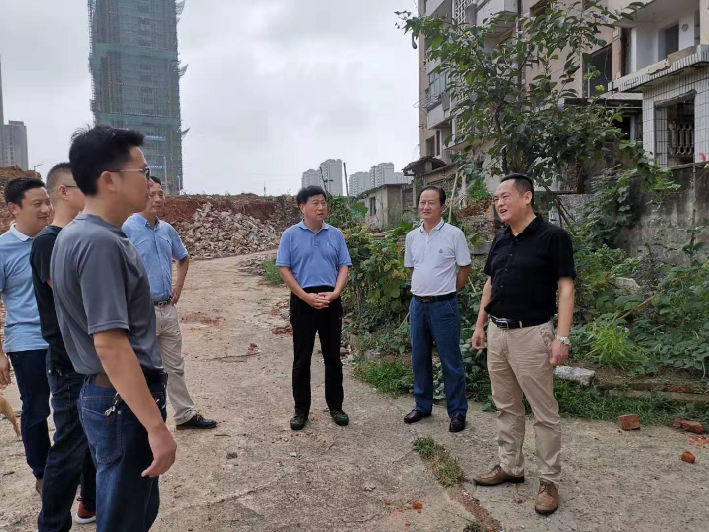 為加快方家沖、造紙廠和桂花園新安置區(qū)建設(shè)，2019年9月5日下，市城建集團總經(jīng)理衛(wèi)民陪同市政府副秘書長劉陳寅深入項目建設(shè)現(xiàn)場，調(diào)度推進安置區(qū)征遷工作.jpg