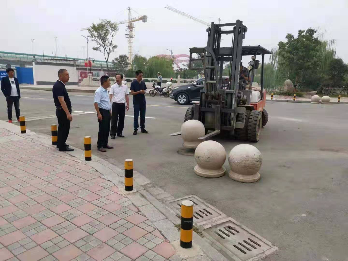 為向新中國(guó)成立七十周年獻(xiàn)禮，市城建集團(tuán)攻堅(jiān)克難，實(shí)現(xiàn)了北門(mén)棚改區(qū)域民生路10月1日零時(shí)順利通車。國(guó)慶假期，市城建集團(tuán)堅(jiān)持做好一線工作，在與交警部門(mén)共同做好民生路通車保障工作外，抓細(xì)節(jié)，抓落實(shí)，確保其他各項(xiàng)工作有序推進(jìn)。.jpg